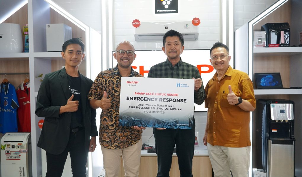 Perwakilan Sharp menyerahkan bantuan kepada pengungsi korban gunung meletus Lewotobi