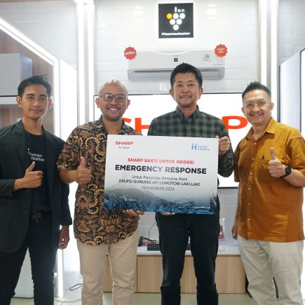 Perwakilan Sharp menyerahkan bantuan kepada pengungsi korban gunung meletus Lewotobi