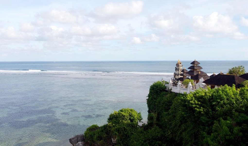 Keindahan Pantai dari Tebing Alila Villas Uluwatu