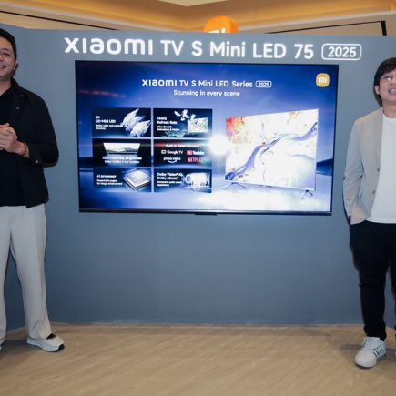 Andi-Renreng-Marketing-Director-Xiaomi-Indonesia-dan-Yandy-Laurens-Penulis-dan-Sutradara-pada-acara-Eksibisi-Xiaomi-TV-S-Mini-LED-Series-di-Grand-Indonesia-21-23-Februari-2025