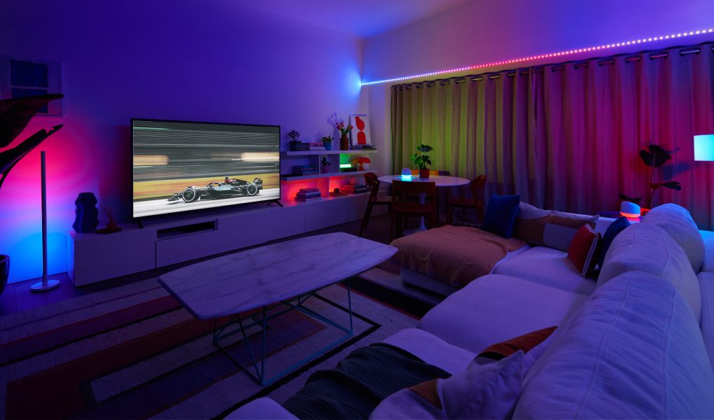 Kombinasi-WiZ-Light-Strip-LED-RGBIC-dan-WiZ-Dual-Linear-Bar-untuk-momen-balapan-lebih-dramatis