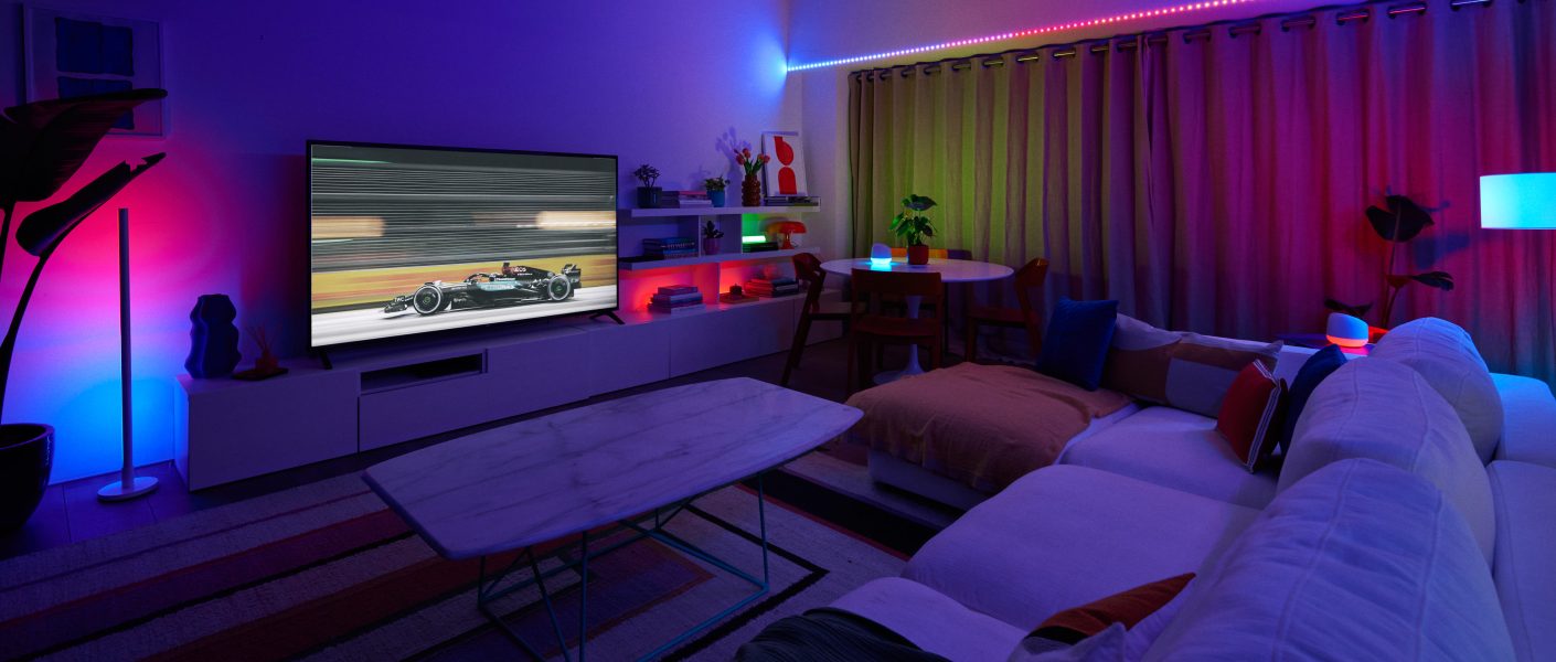 Kombinasi-WiZ-Light-Strip-LED-RGBIC-dan-WiZ-Dual-Linear-Bar-untuk-momen-balapan-lebih-dramatis