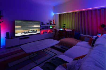 Kombinasi-WiZ-Light-Strip-LED-RGBIC-dan-WiZ-Dual-Linear-Bar-untuk-momen-balapan-lebih-dramatis