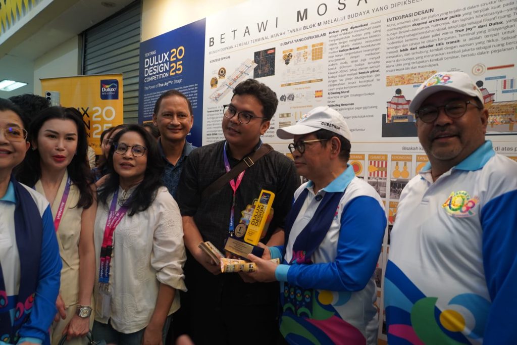 Yudhy Aryanto, Country Commercial Head AkzoNobel Decorative Paints Indonesia, mendampingi Gubernur Jakarta Pramono Anung menyerahkan plakat kepada Arkansyah Farras Setiawan, pemenang Dulux Design Competition 2025 yang desainnya dijadikan mural di kawasan Blok M