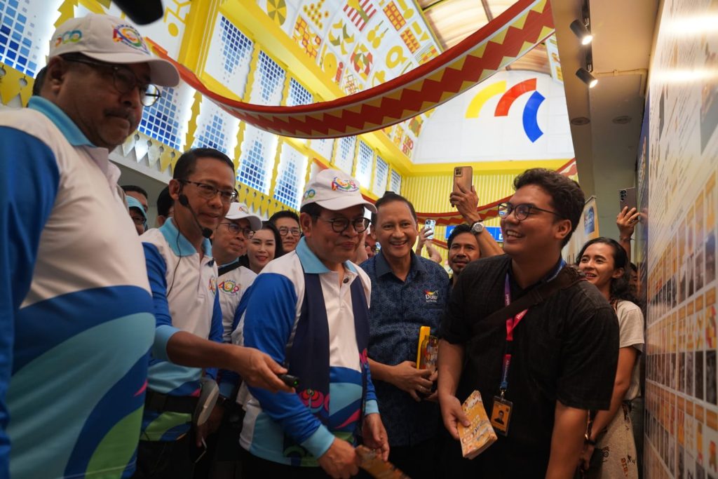 Yudhy Aryanto, Country Commercial Head AkzoNobel Decorative Paints Indonesia mendampingi Gubernur Jakarta Pramono Anung mendengarkan penjelasan mengenai filosofi di balik mural True Joy bertema Betawi Mosaic, sebagai bagian dari revitalisasi TOD MRT Blok M Hub