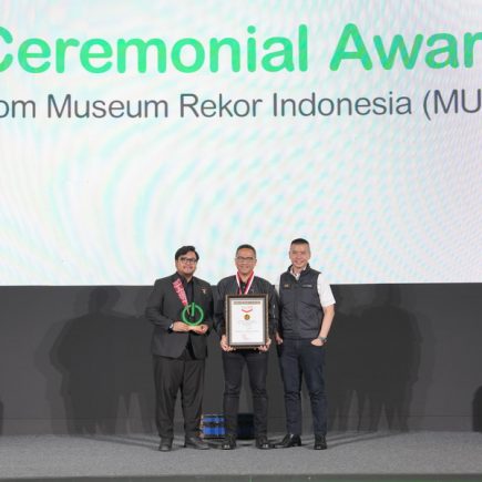 Penyerahan Piagam MURI Kepada Schneider Electric (1).