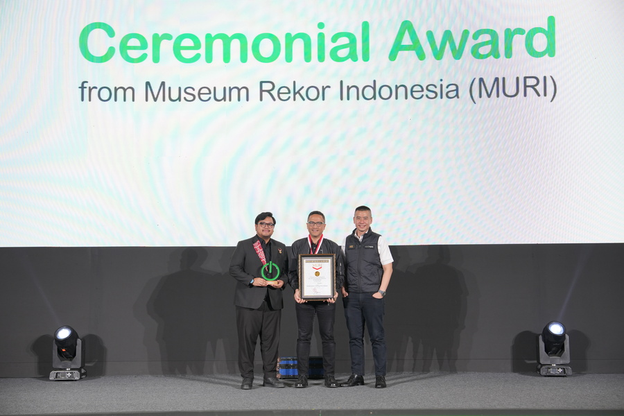 Penyerahan Piagam MURI Kepada Schneider Electric (1).