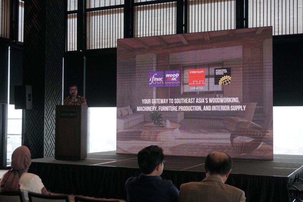 "Southeast Asia's Woodworking & Furniture Manufacturing Industry Exhibition" oleh Tanangga Karim, Perwakilan dari PT Amara Pameran Internasional.