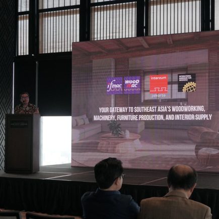"Southeast Asia's Woodworking & Furniture Manufacturing Industry Exhibition" oleh Tanangga Karim, Perwakilan dari PT Amara Pameran Internasional.