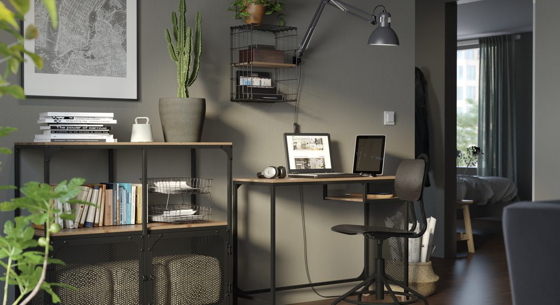 Menggunakan Meja Kerja yang Nyaman