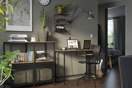 Menggunakan Meja Kerja yang Nyaman