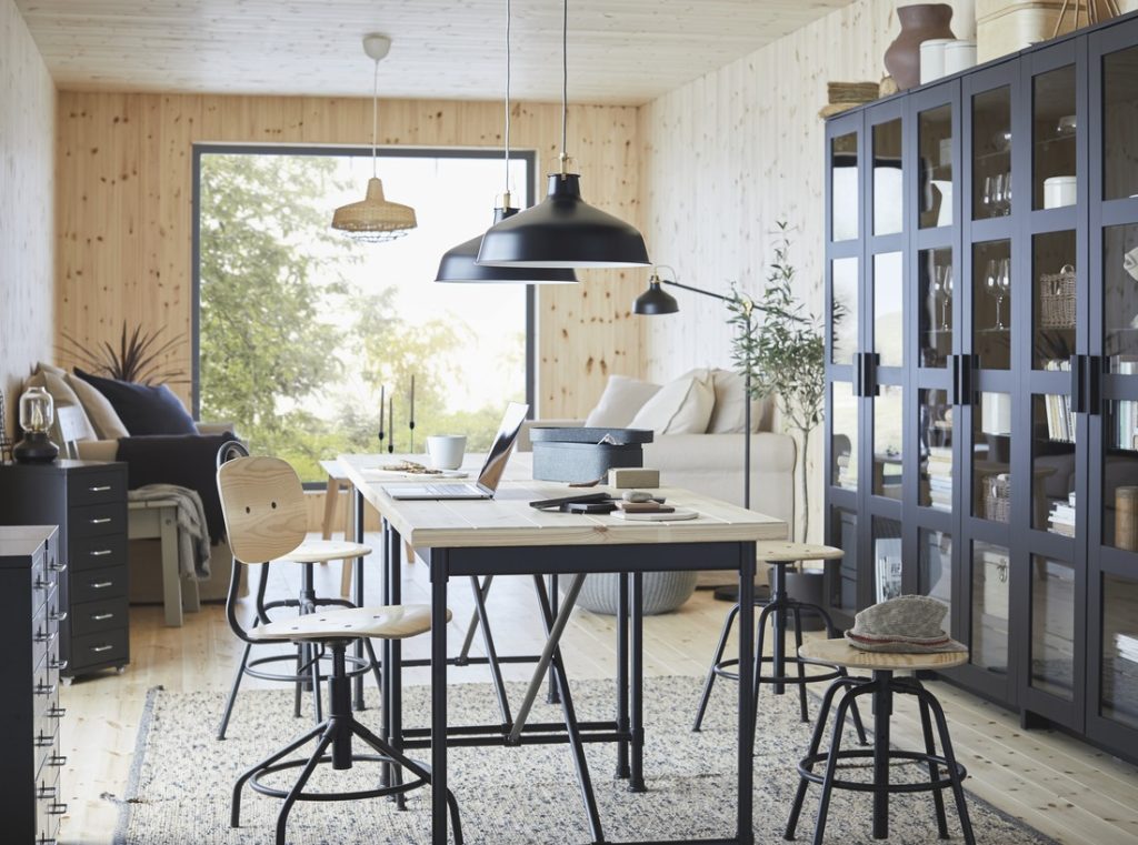 Penggunaan Meja Kerja Portable yang Bisa Dipindahkan 