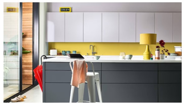Pengaplikasian Kombinasi Warna Kuning dan Putih