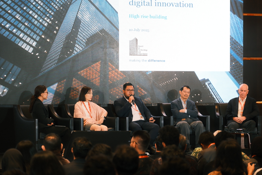 (ki-ka) Session Chair Putri Anindia Basorie, Head of Planning & Design Astra Land Indonesia; Zhizhe Yu, Managing Director of AI Planetworks; Adiyatma Ramadhan, Country Director of Turner Construction Company;  Foto: Dok. Astra Property