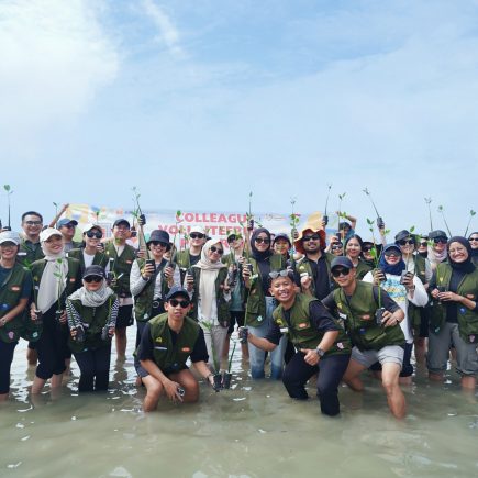 Kontribusi Karyawan Astra Property Menanam 500 Bibit Mangrove di Pulau Pramuka