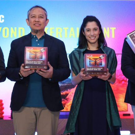 (Kiri-Kanan) Burhan Noor Sahid, Head of Marketing-Consumer, Signify Indonesia; Dedy Bagus Pramono, President Director, Signify Indonesia; Mafalda Monteiro, Global Business Leader WiZ Connected, Signify; Sau Hong Lim, Head of Marketing Regional Asia, Pacific, Middle East & Asia