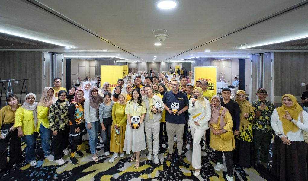 , Rian Thamrin, Head of Legal MR.D.I.Y. Indonesia (kedua dari kanan), serta Rafael (tengah) & Debora (kanan), Homeliving Digital Creator @Elorahouse__, membagikan berbagai tips dan ide kreatif untuk memanfaatkan produk rumah tangga dari MR.D.I.Y.