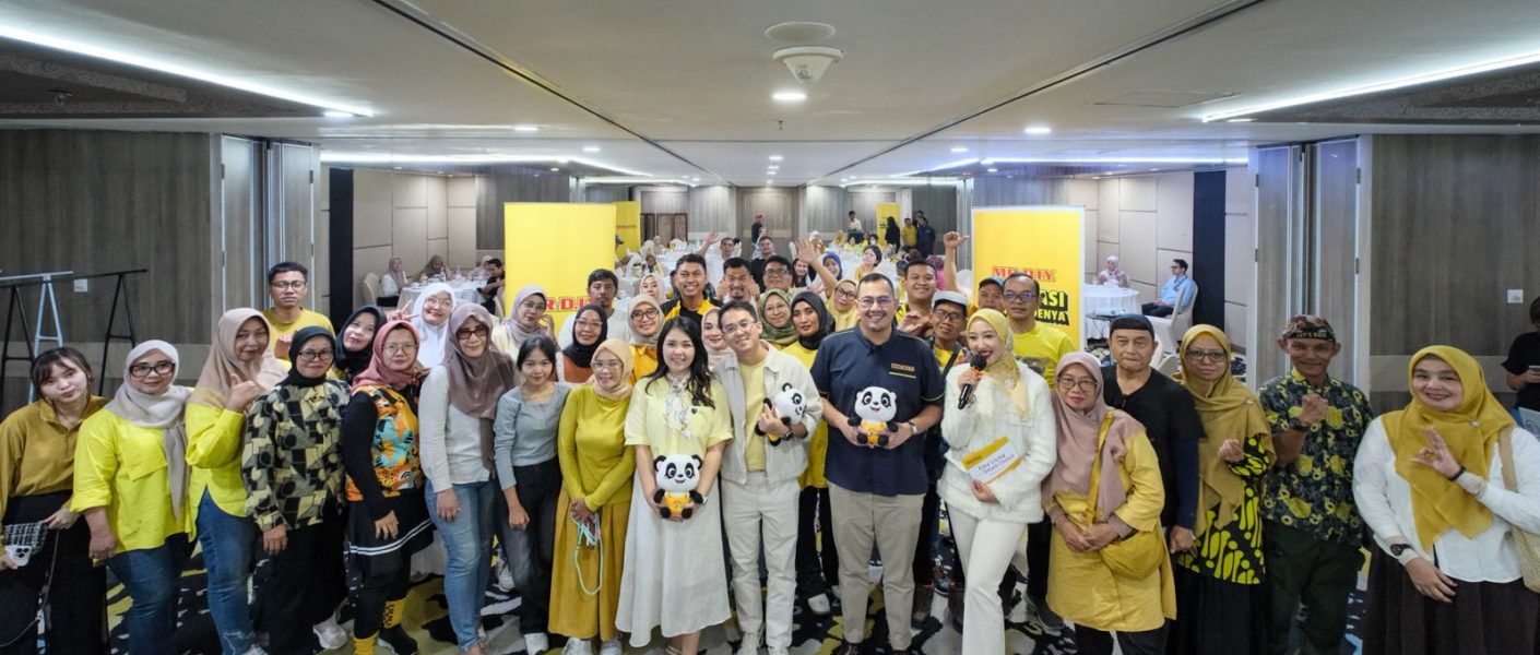 , Rian Thamrin, Head of Legal MR.D.I.Y. Indonesia (kedua dari kanan), serta Rafael (tengah) & Debora (kanan), Homeliving Digital Creator @Elorahouse__, membagikan berbagai tips dan ide kreatif untuk memanfaatkan produk rumah tangga dari MR.D.I.Y.