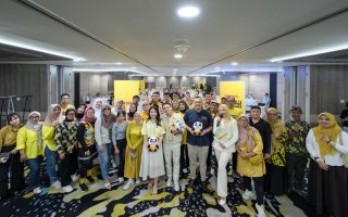 , Rian Thamrin, Head of Legal MR.D.I.Y. Indonesia (kedua dari kanan), serta Rafael (tengah) & Debora (kanan), Homeliving Digital Creator @Elorahouse__, membagikan berbagai tips dan ide kreatif untuk memanfaatkan produk rumah tangga dari MR.D.I.Y.