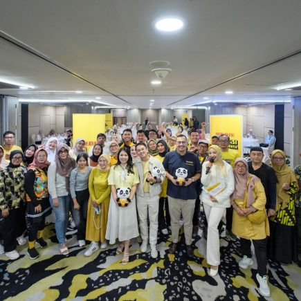 , Rian Thamrin, Head of Legal MR.D.I.Y. Indonesia (kedua dari kanan), serta Rafael (tengah) & Debora (kanan), Homeliving Digital Creator @Elorahouse__, membagikan berbagai tips dan ide kreatif untuk memanfaatkan produk rumah tangga dari MR.D.I.Y.