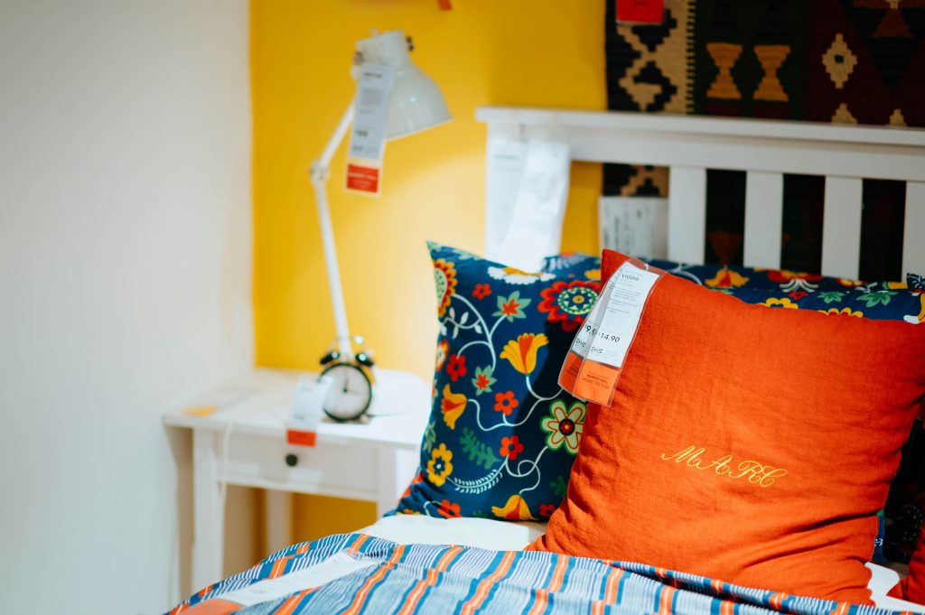 Penggunaan Warna Orange di Kamar Tidur 