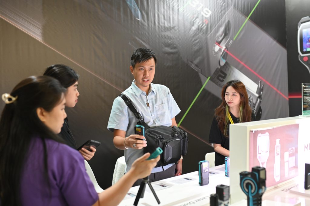 Demonstrasi alat handheld untuk pengukuran jarak dan pendeteksian panas di International Hardware Fair