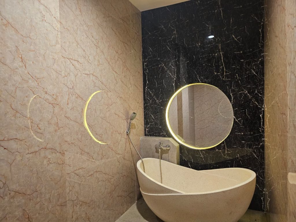 Pengaplikasian Mevvah Wall Panel dalam Kamar Mandi, Foto: PPT JBS Perkasa