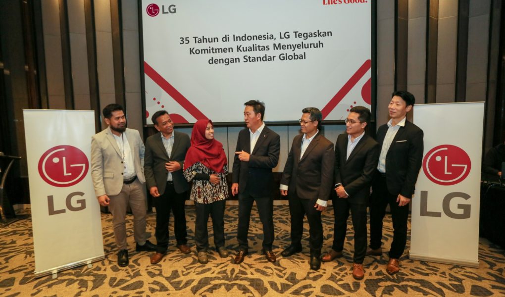 [Dari kiri ke kanan] Dedi Triono, Corporate Marketing Manager LG Electronics Indonesia; Rokhim, Department Leader LG Service Center; Niti Emiliana, Chairman Yayasan Lembaga Konsumen Indonesia (YLKI); Ha Sang-chul, President of LG Electronics Indonesia; Suhendra Madonny, Team Leader QC LG Factory Legok; M. Taris Handyantama, LG R&D TV HW DVB Team R&D; Jay Jang, Marketing & Relations Director LG Electronics Indonesia — LG Electronics Indonesia Media Briefing “LG’s 35-Year Commitment in Indonesia to Innovation, Quality, and Trust to Enrich the Lives of the People”