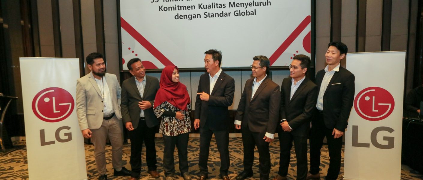 [Dari kiri ke kanan] Dedi Triono, Corporate Marketing Manager LG Electronics Indonesia; Rokhim, Department Leader LG Service Center; Niti Emiliana, Chairman Yayasan Lembaga Konsumen Indonesia (YLKI); Ha Sang-chul, President of LG Electronics Indonesia; Suhendra Madonny, Team Leader QC LG Factory Legok; M. Taris Handyantama, LG R&D TV HW DVB Team R&D; Jay Jang, Marketing & Relations Director LG Electronics Indonesia — LG Electronics Indonesia Media Briefing “LG’s 35-Year Commitment in Indonesia to Innovation, Quality, and Trust to Enrich the Lives of the People”