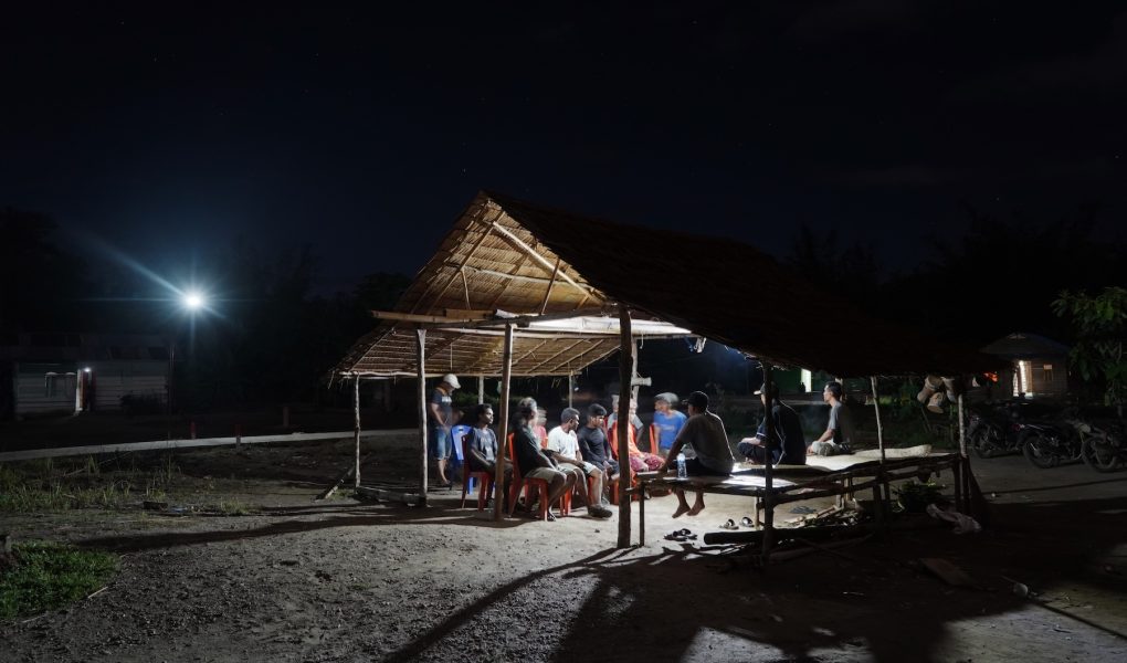 3. Signify menjangkau masyarakat pulau Buru melalui inisiatif Kampung Terang Hemat Energi