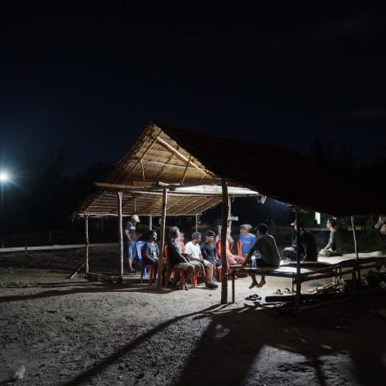 3. Signify menjangkau masyarakat pulau Buru melalui inisiatif Kampung Terang Hemat Energi