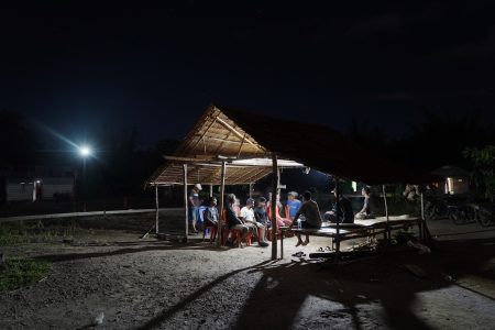 3. Signify menjangkau masyarakat pulau Buru melalui inisiatif Kampung Terang Hemat Energi