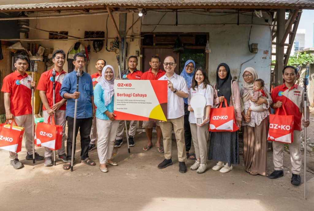 Ki-Ka-Gregory-S.-Widjaja-dan-Teresa-Wibowo-Direktur-PT-Aspirasi-Hidup-Indonesia-Tbk-saat-melakukan-AZKO-Berbagi-Cahaya-bagi-warga-di-Kelurahan-Kembangan-Selatan-Jakarta-Barat