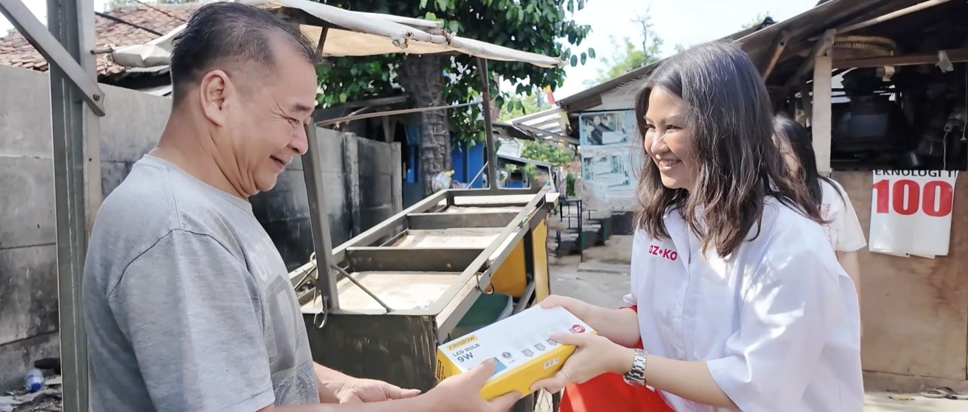 eresa Wibowo, Direktur PT Aspirasi Hidup Indonesia Tbk saat memberikan lampu LED hemat energi AZKO bagi masyarakat (1)