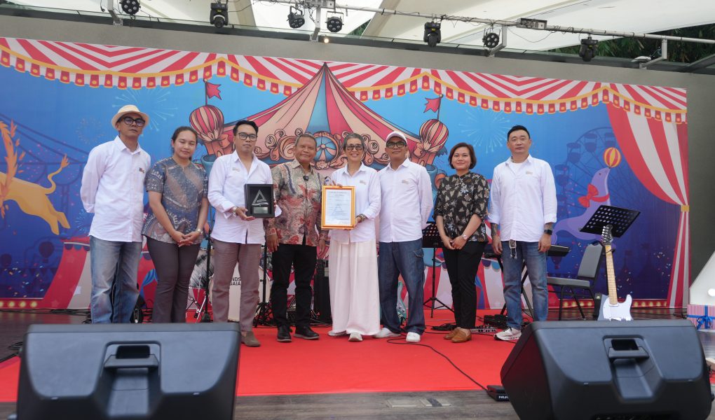 President Director TÜV Rheinland Indonesia, Nyoman Susila dan General Manager The Gaia Hotel Bandung, Novi Samodro berfoto bersama