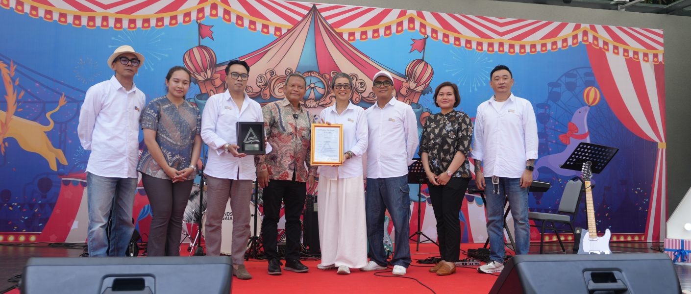 President Director TÜV Rheinland Indonesia, Nyoman Susila dan General Manager The Gaia Hotel Bandung, Novi Samodro berfoto bersama