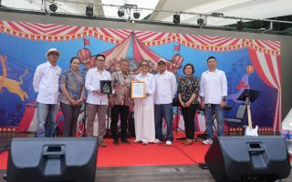 President Director TÜV Rheinland Indonesia, Nyoman Susila dan General Manager The Gaia Hotel Bandung, Novi Samodro berfoto bersama