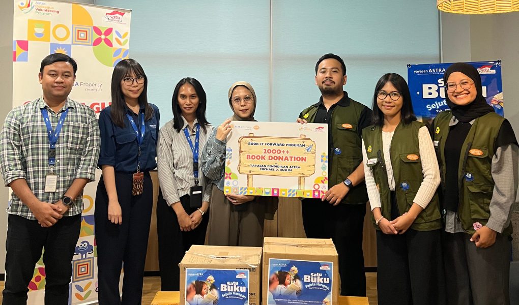 Penyerahan 2.026 Buku untuk Program Donasi Buku “Book It Forward” yang Diserahkan Kepada Yayasan Astra pada Jumat (12-12) untuk 42 Sekolah Binaan.jpg