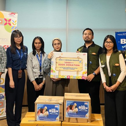 Penyerahan 2.026 Buku untuk Program Donasi Buku “Book It Forward” yang Diserahkan Kepada Yayasan Astra pada Jumat (12-12) untuk 42 Sekolah Binaan.jpg