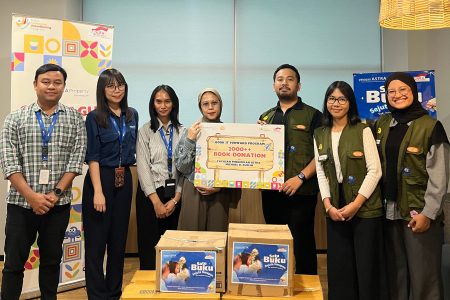 Penyerahan 2.026 Buku untuk Program Donasi Buku “Book It Forward” yang Diserahkan Kepada Yayasan Astra pada Jumat (12-12) untuk 42 Sekolah Binaan.jpg
