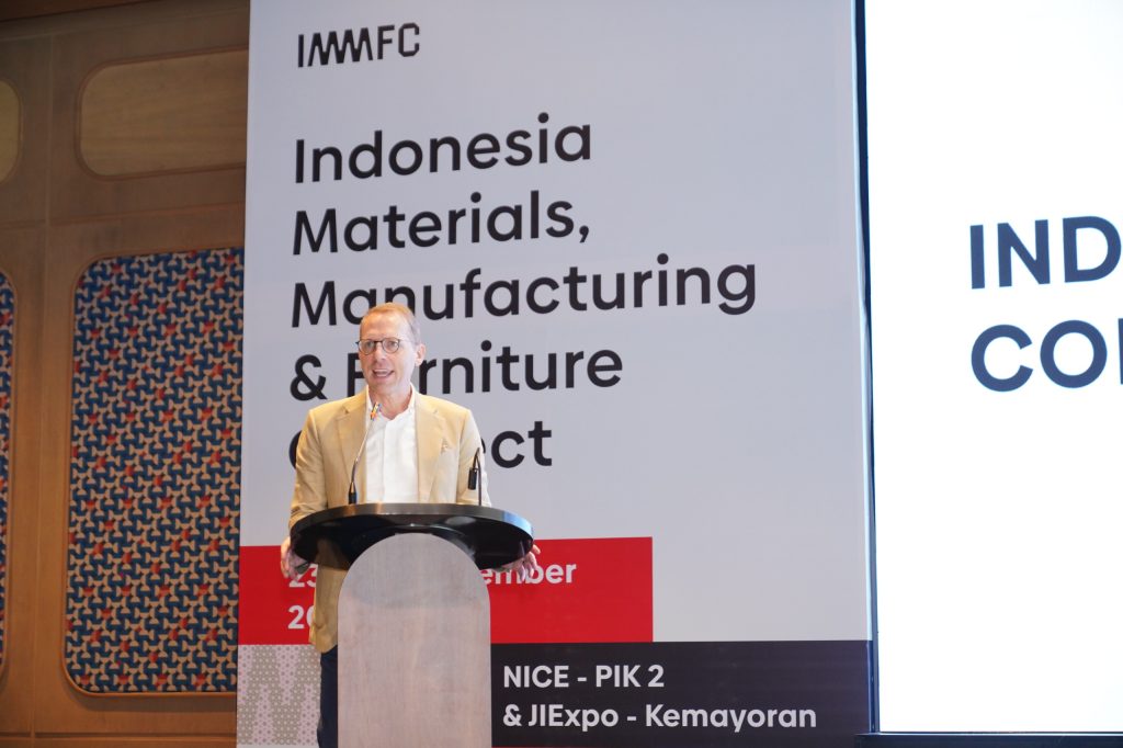 Mathias Kuepper, Managing Director & Regional  President Asia Pacific Koelnmesse menyambut kehadiran media dalam Press Conference Indonesia Materials, Manufacturing & Furniture Connect