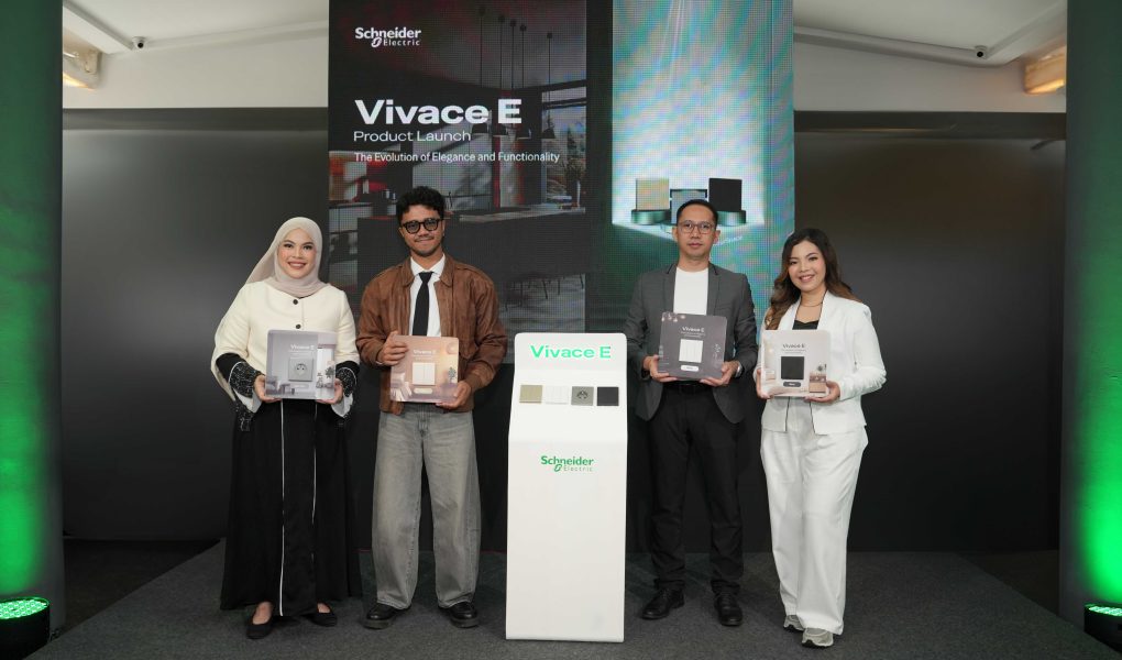 ki-ka) Rozana Ridwan, Head of Marketing Communication Schneider Electric Indonesia; Kristo Immanuel, Film Director, Lifestyle Influencer, Public Figure; Ahmad Saiful, BVP Home & Distribution Schneider Electric Indonesia; Putu Nimita, Business Offer Manager Schneider Electric Indonesia, dalam peluncuran Vivace E.
