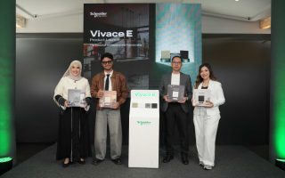 ki-ka) Rozana Ridwan, Head of Marketing Communication Schneider Electric Indonesia; Kristo Immanuel, Film Director, Lifestyle Influencer, Public Figure; Ahmad Saiful, BVP Home & Distribution Schneider Electric Indonesia; Putu Nimita, Business Offer Manager Schneider Electric Indonesia, dalam peluncuran Vivace E.