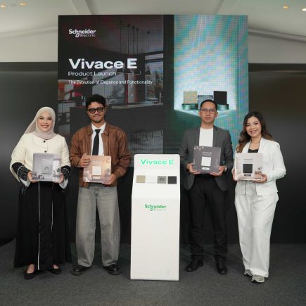 ki-ka) Rozana Ridwan, Head of Marketing Communication Schneider Electric Indonesia; Kristo Immanuel, Film Director, Lifestyle Influencer, Public Figure; Ahmad Saiful, BVP Home & Distribution Schneider Electric Indonesia; Putu Nimita, Business Offer Manager Schneider Electric Indonesia, dalam peluncuran Vivace E.