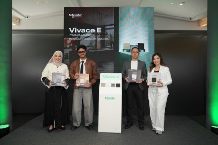 ki-ka) Rozana Ridwan, Head of Marketing Communication Schneider Electric Indonesia; Kristo Immanuel, Film Director, Lifestyle Influencer, Public Figure; Ahmad Saiful, BVP Home & Distribution Schneider Electric Indonesia; Putu Nimita, Business Offer Manager Schneider Electric Indonesia, dalam peluncuran Vivace E.