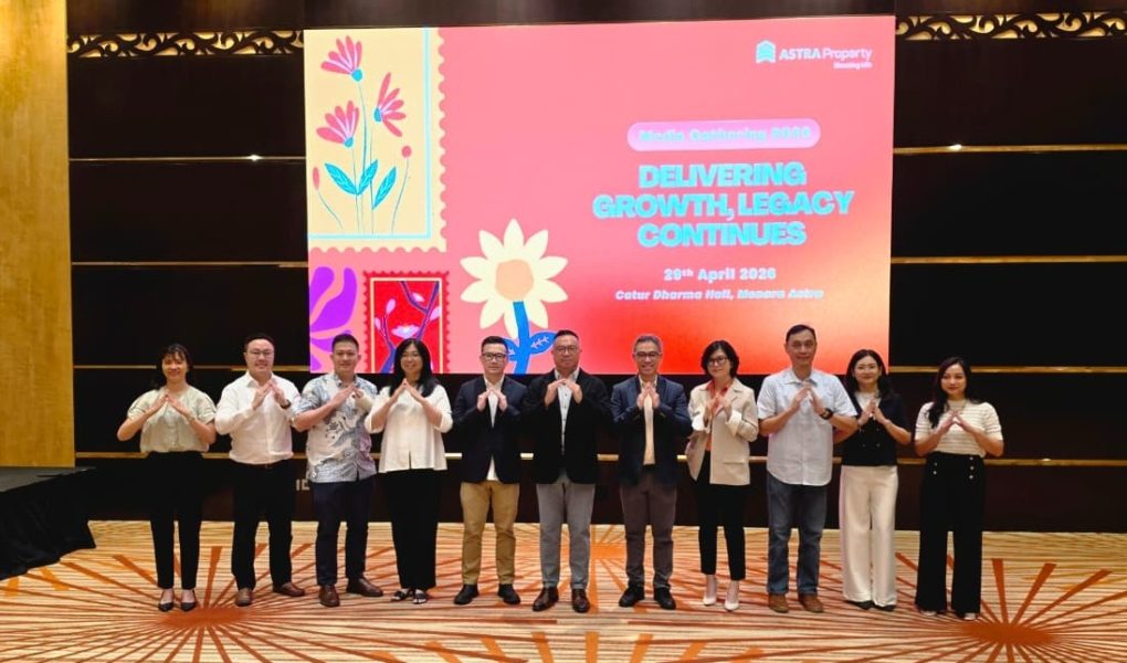 [Ki-Ka] Lia Prilianty Singgih, Director Industrial Portofolio Astra Property; Max William Sunarcia, President Director Industrial Portofolio Astra Property; Michael Atmoko, Director Commercial Portofolio Astra Pr