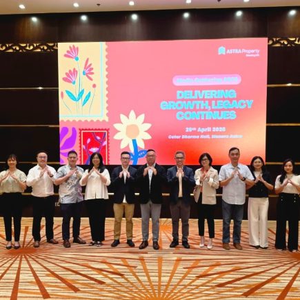 [Ki-Ka] Lia Prilianty Singgih, Director Industrial Portofolio Astra Property; Max William Sunarcia, President Director Industrial Portofolio Astra Property; Michael Atmoko, Director Commercial Portofolio Astra Pr