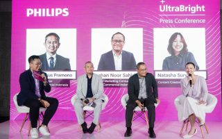 -Ka_-Dedy-Bagus-Pramono-President-Director-Signify-Commercial-Indonesia-Burhan-Noor-Sahid-Head-of-Marketing-Consumer-Signify-Commercial-Indonesia-bersama-Natasha-Surya-Content-Creator-dalam-2.jpg