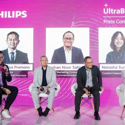 -Ka_-Dedy-Bagus-Pramono-President-Director-Signify-Commercial-Indonesia-Burhan-Noor-Sahid-Head-of-Marketing-Consumer-Signify-Commercial-Indonesia-bersama-Natasha-Surya-Content-Creator-dalam-2.jpg