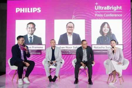 -Ka_-Dedy-Bagus-Pramono-President-Director-Signify-Commercial-Indonesia-Burhan-Noor-Sahid-Head-of-Marketing-Consumer-Signify-Commercial-Indonesia-bersama-Natasha-Surya-Content-Creator-dalam-2.jpg